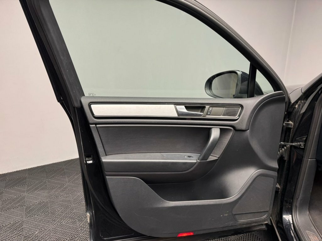 Volkswagen Touareg Black #46