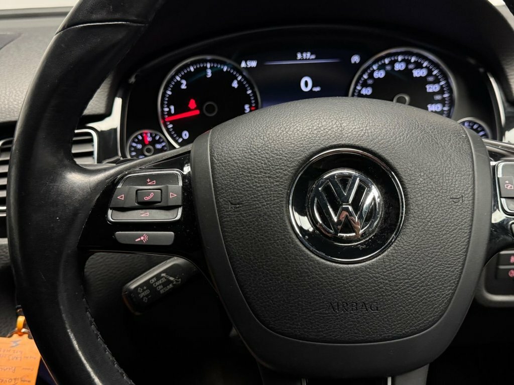 Volkswagen Touareg Black #31