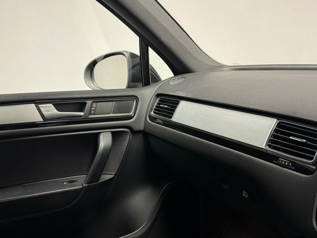 Volkswagen Touareg Black #27