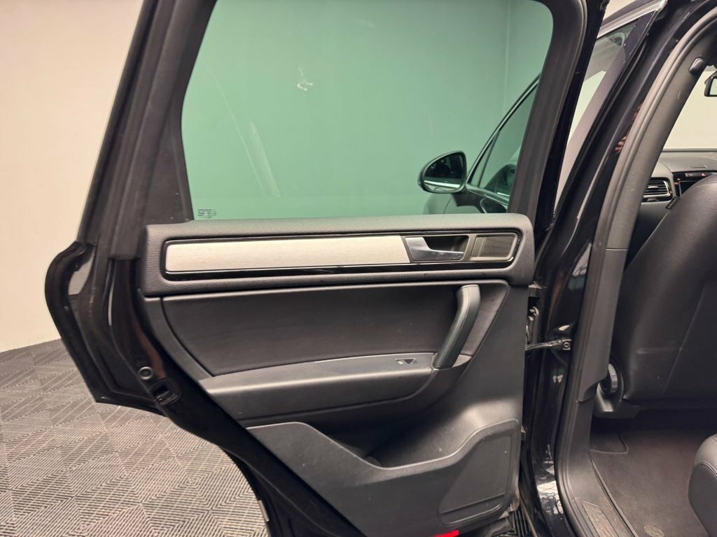 Volkswagen Touareg Black #47
