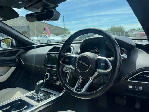 Jaguar XE 2.0 Xe R-dynamic #2