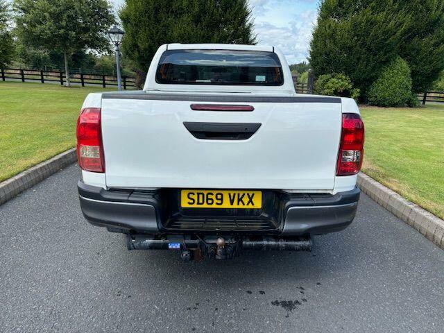 Toyota HILUX Active White #6