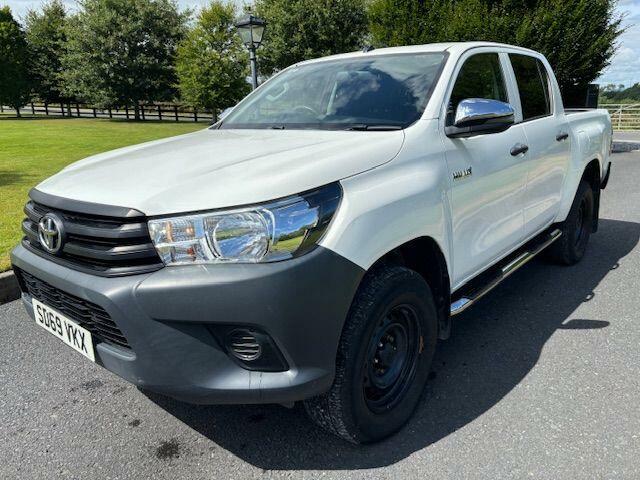 Toyota HILUX Active White #3