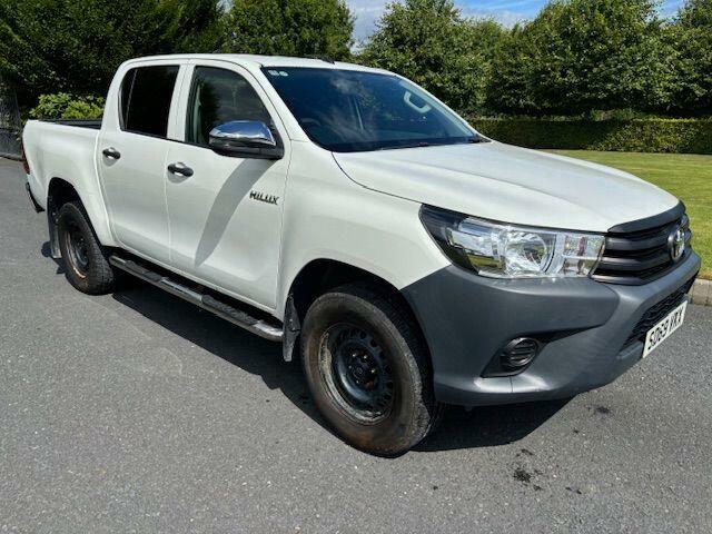 Toyota HILUX Active White