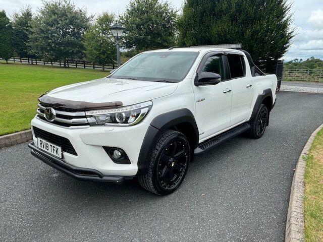 Toyota HILUX Invincible White #3