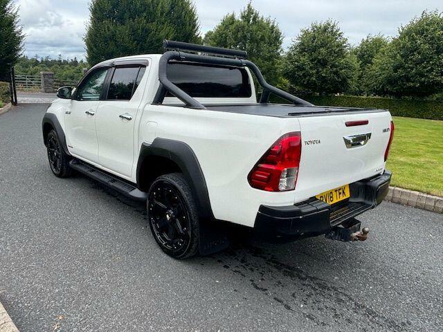 Toyota HILUX Invincible White #5