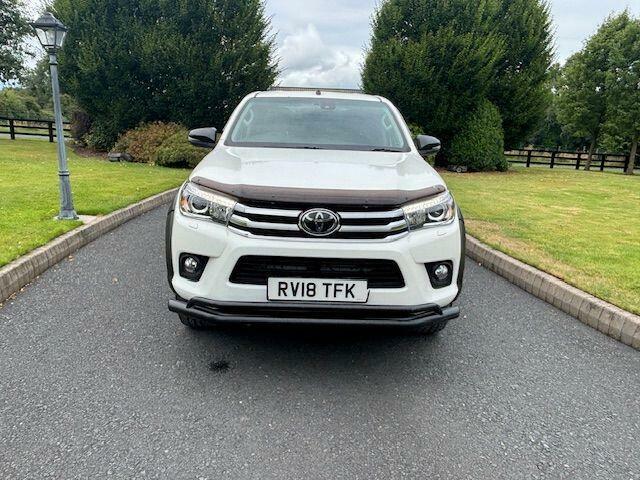Toyota HILUX Invincible White #2