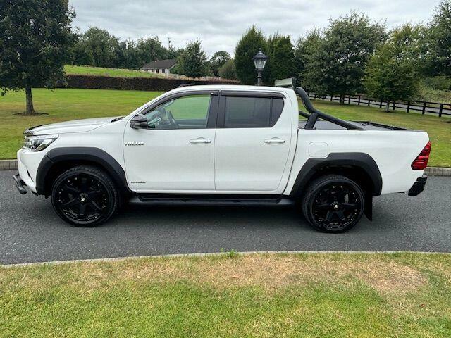 Toyota HILUX Invincible White #4