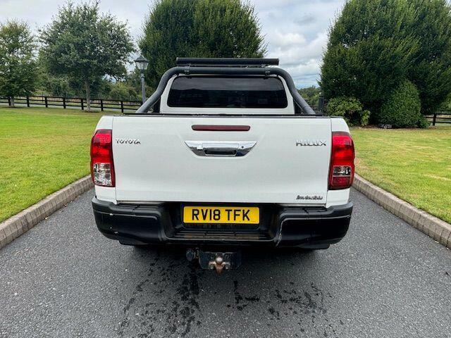 Toyota HILUX Invincible White #6