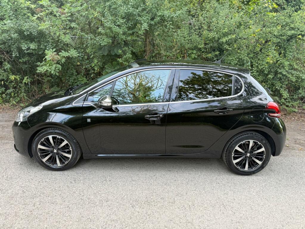 Peugeot 208 Peugeot 208 1.2 Puretech 82 Allure Grey #1