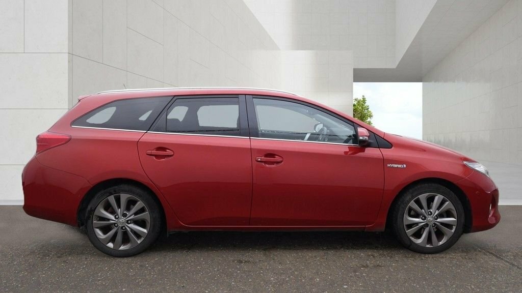Toyota Auris 1.8L Excel Red #5