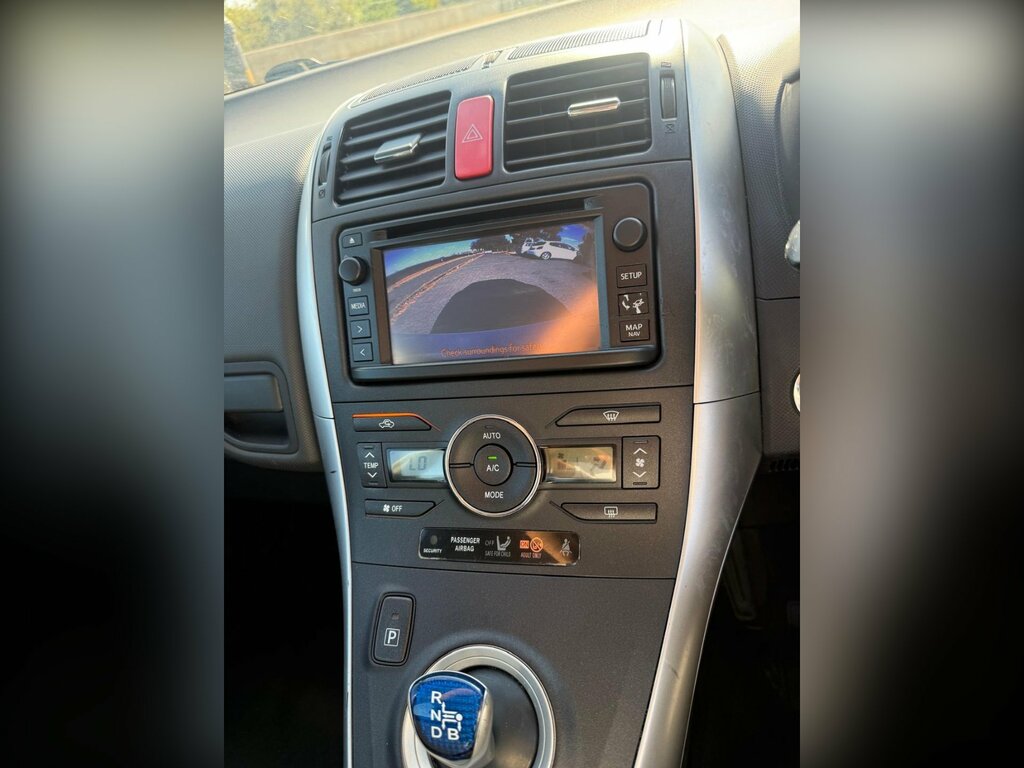 Toyota Auris 1.6 V-matic Colour Collection Hatchback Silver #17