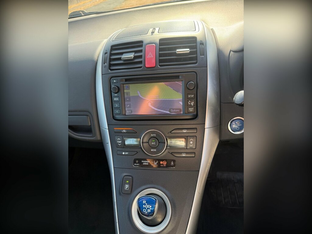 Toyota Auris 1.6 V-matic Colour Collection Hatchback Silver #16