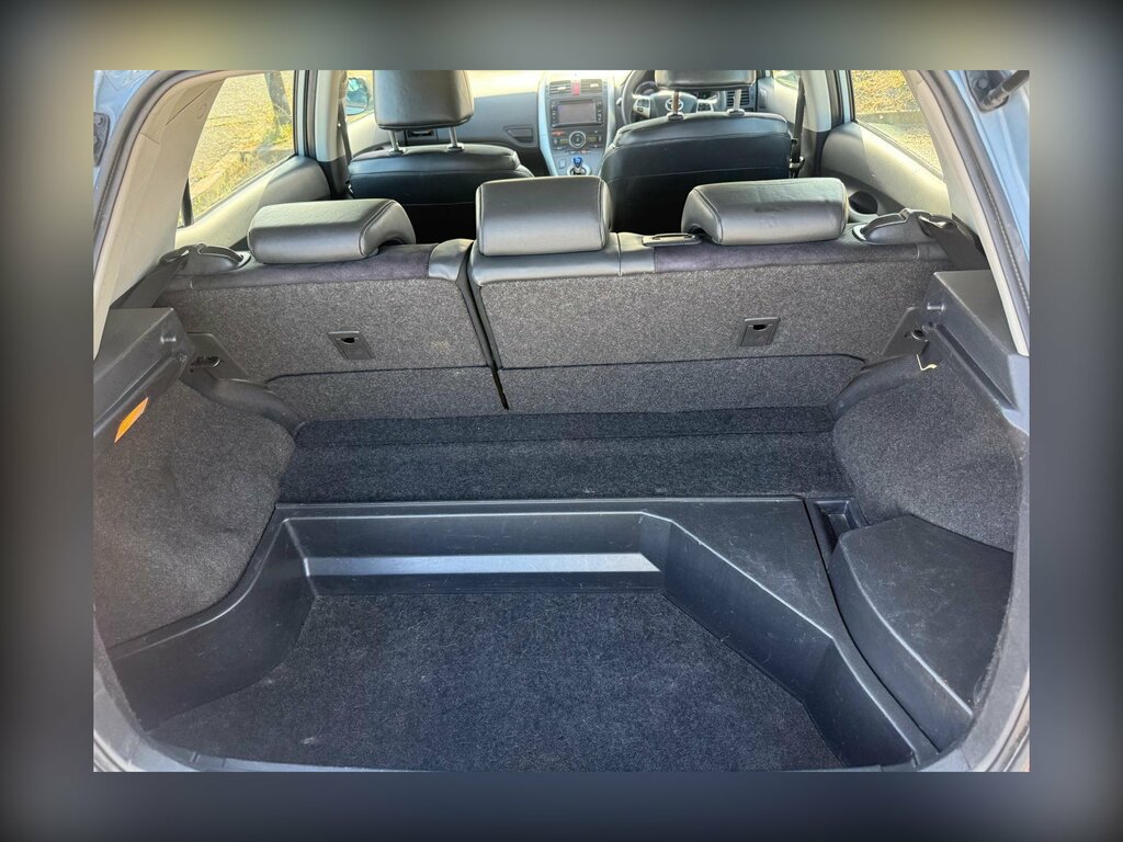 Toyota Auris 1.6 V-matic Colour Collection Hatchback Silver #19