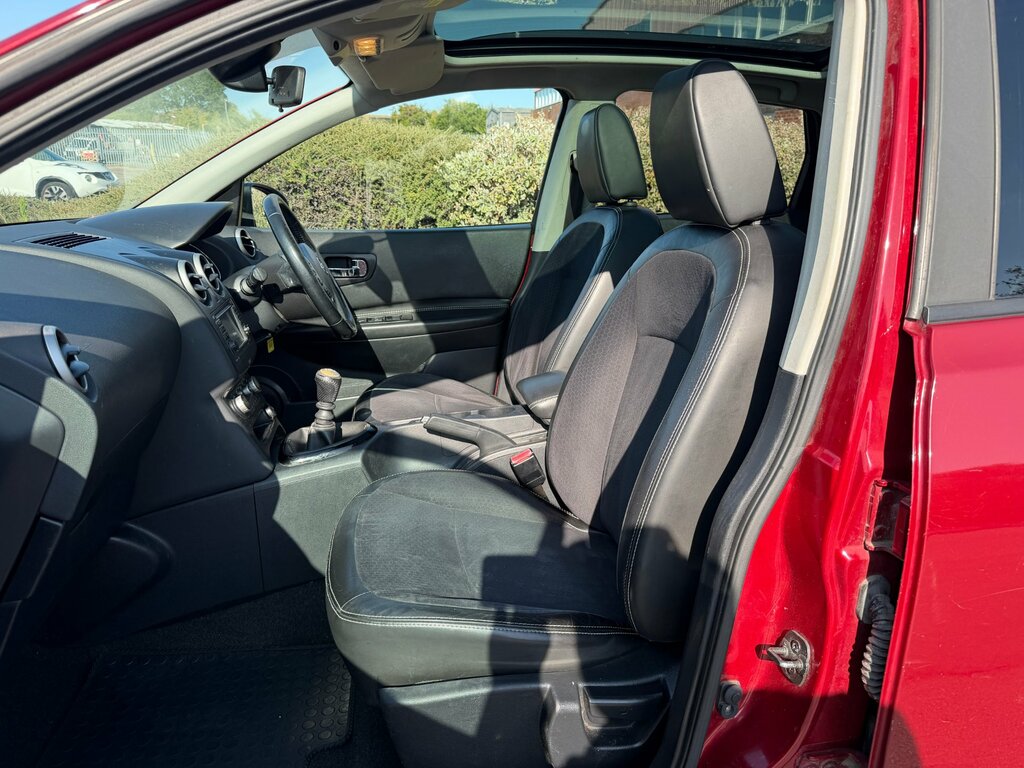 Nissan Qashqai Hatchback Black #8