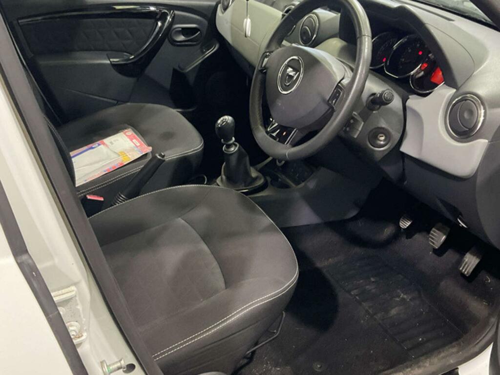 Dacia Duster Laureate White #3