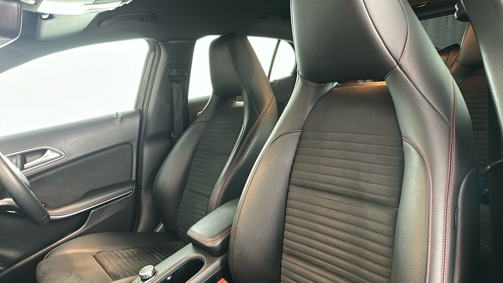 Mercedes-Benz GLA Class 1.3 Gla 200 Sport 161 Bhp Black #17