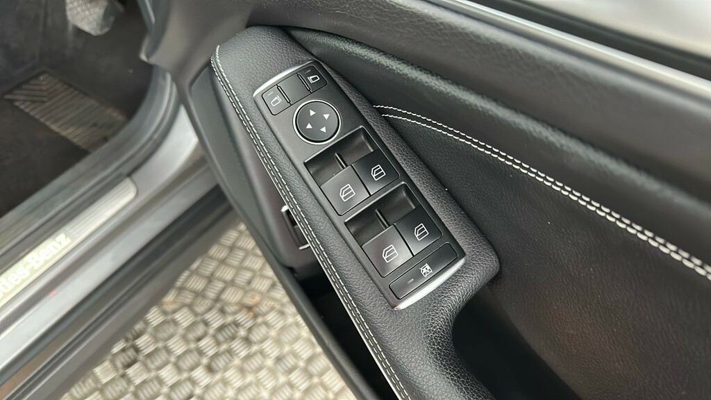 Mercedes-Benz GLA Class Gla 180 Urban Edition Silver #32