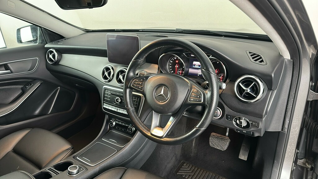 Mercedes-Benz GLA Class Gla 180 Urban Edition Silver #33