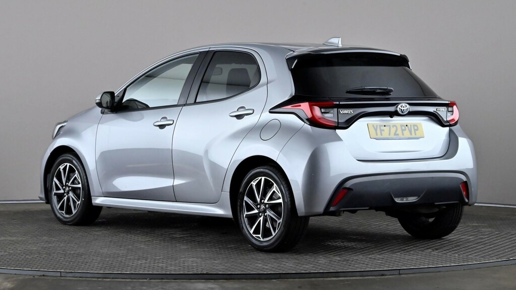 Toyota Yaris 1.5 Hybrid Design Cvt Silver #4