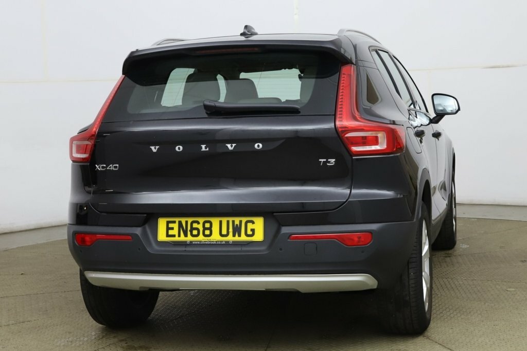 Volvo XC40 1.5L Momentum Black #4
