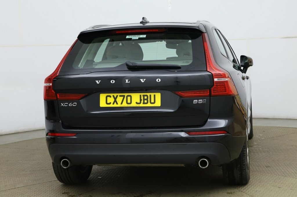 Volvo XC60 2L Momentum Black #4