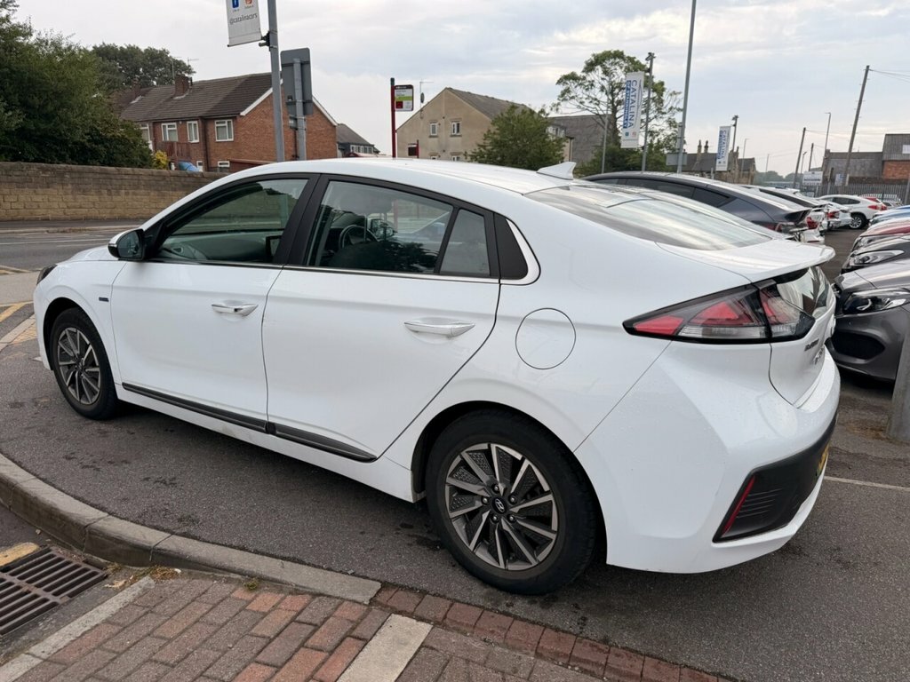 Hyundai Ioniq Premium White #6