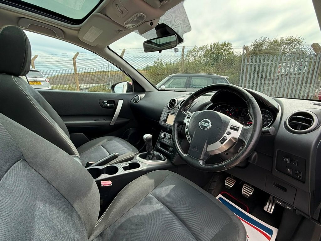 Nissan Qashqai Hatchback Beige #40