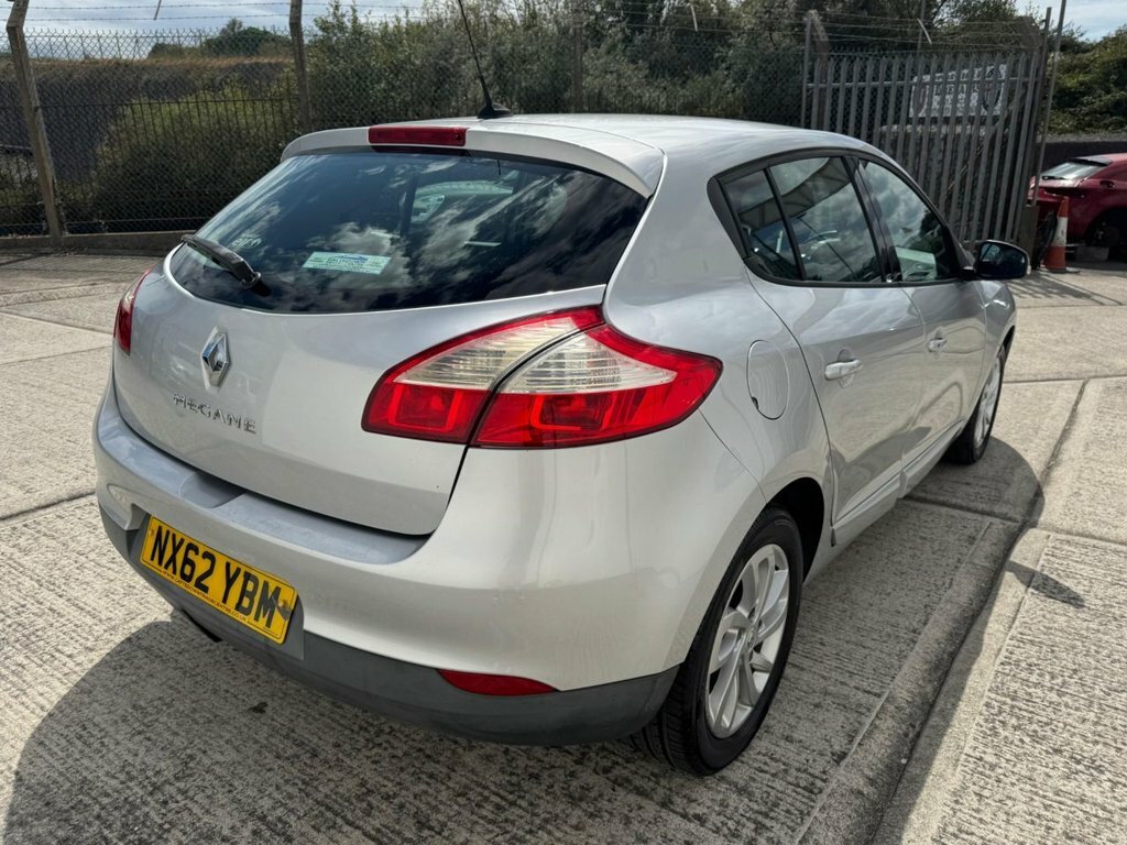 Renault Megane 1.6 16V Dynamique Tomtom Sport Tourer Euro 5 White #8