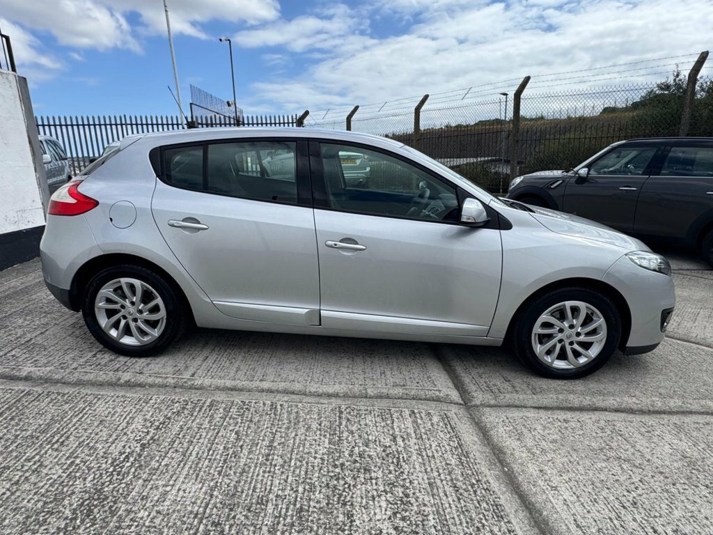 Renault Megane 1.6 16V Dynamique Tomtom Sport Tourer Euro 5 White #9