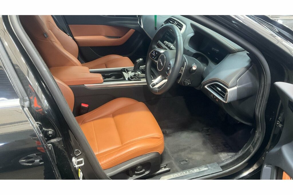 Jaguar XE Saloon Black #2