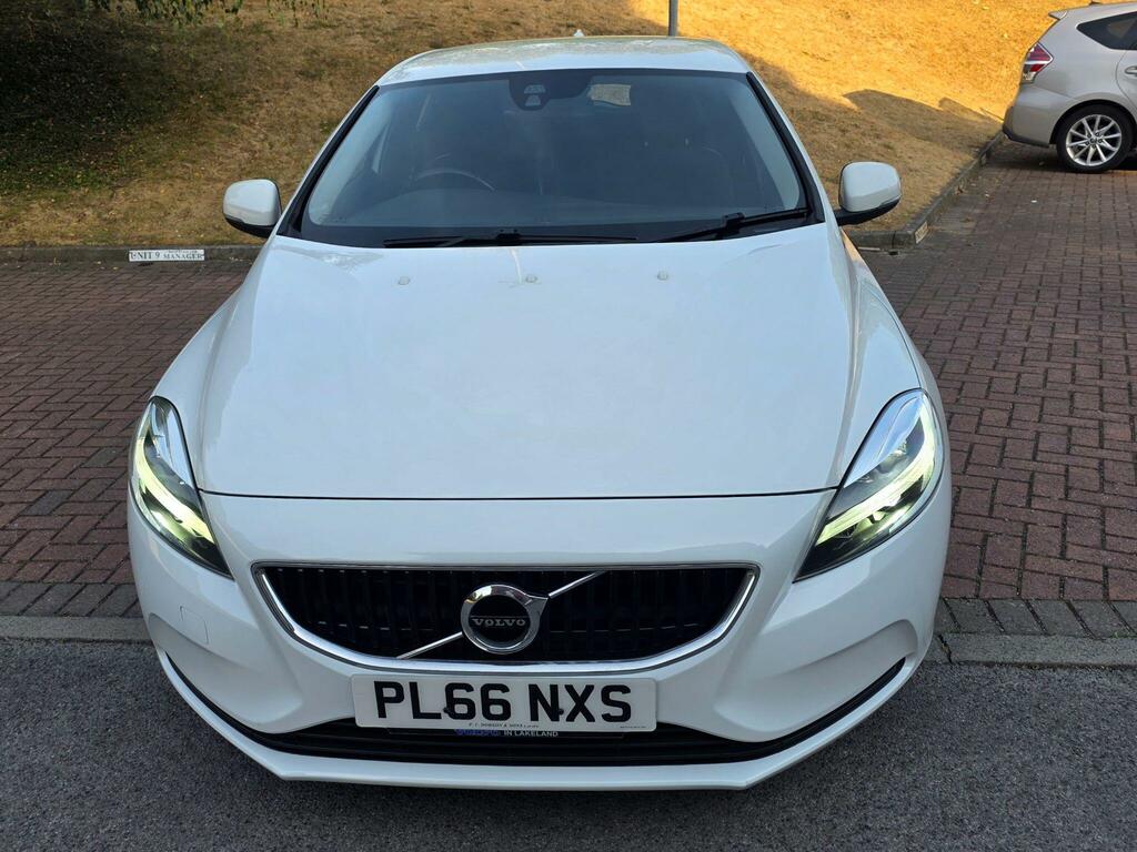 Volvo V40 Momentum Nav Plus White #2
