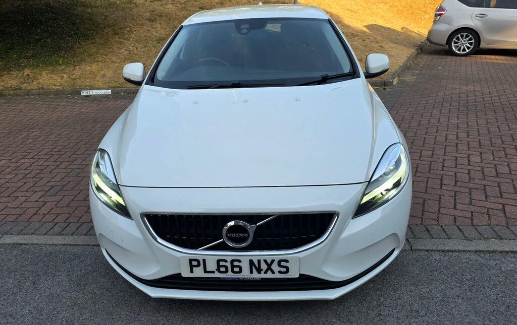 Volvo V40 Momentum Nav Plus White #4