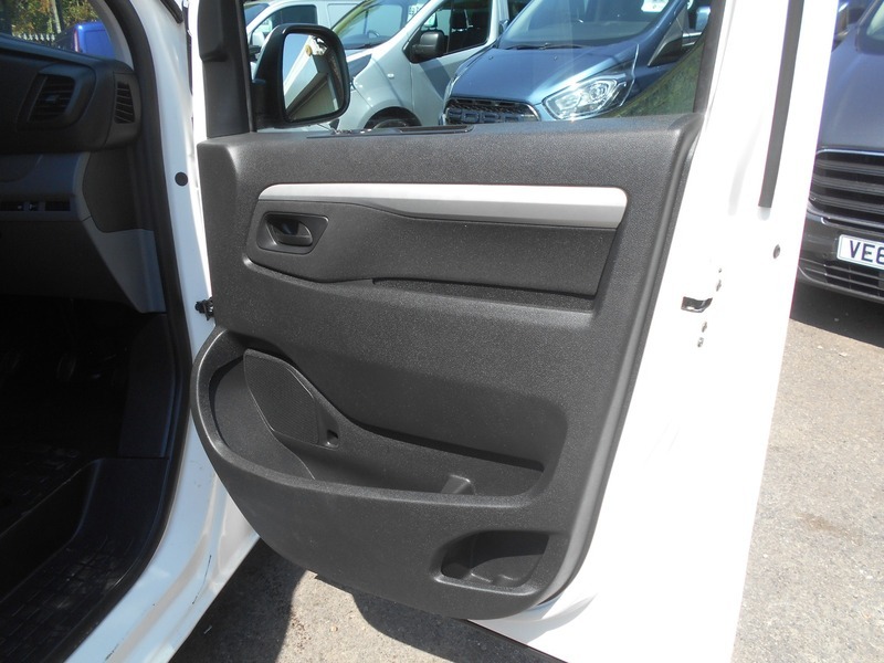 Vauxhall Vivaro 2700 1.5D 120Ps Sportive H1 Van White #24
