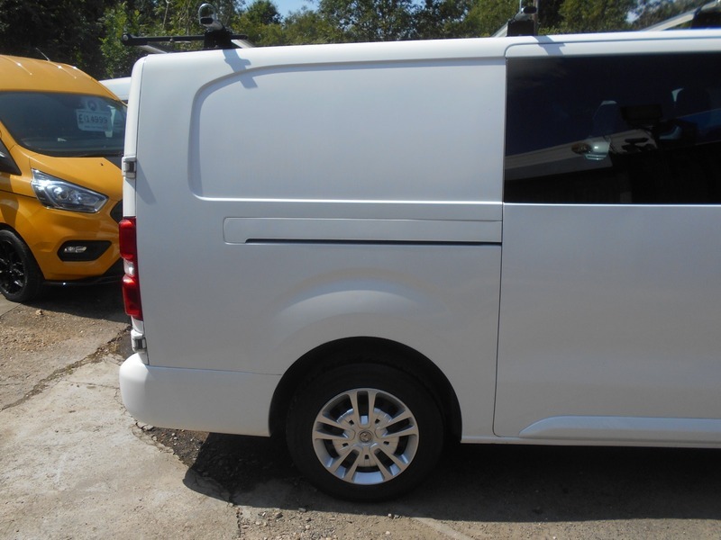 Vauxhall Vivaro 2700 1.5D 120Ps Sportive H1 Van White #11