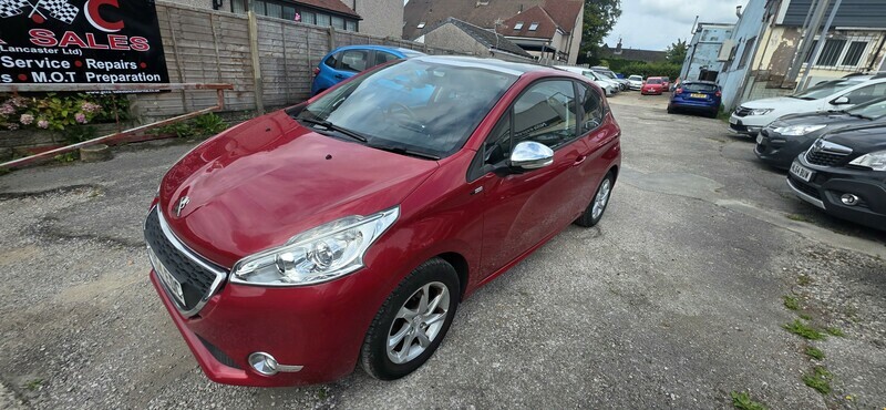 Peugeot 208 Style 20 A Year Red