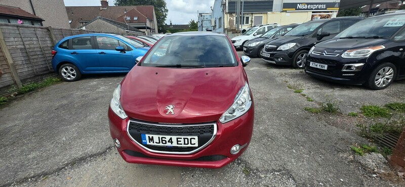Peugeot 208 Style 20 A Year Red #2