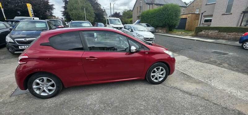 Peugeot 208 Style 20 A Year Red #4