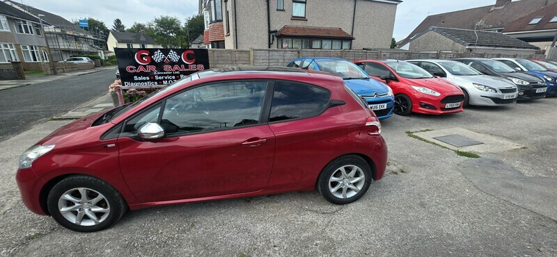 Peugeot 208 Style 20 A Year Red #3