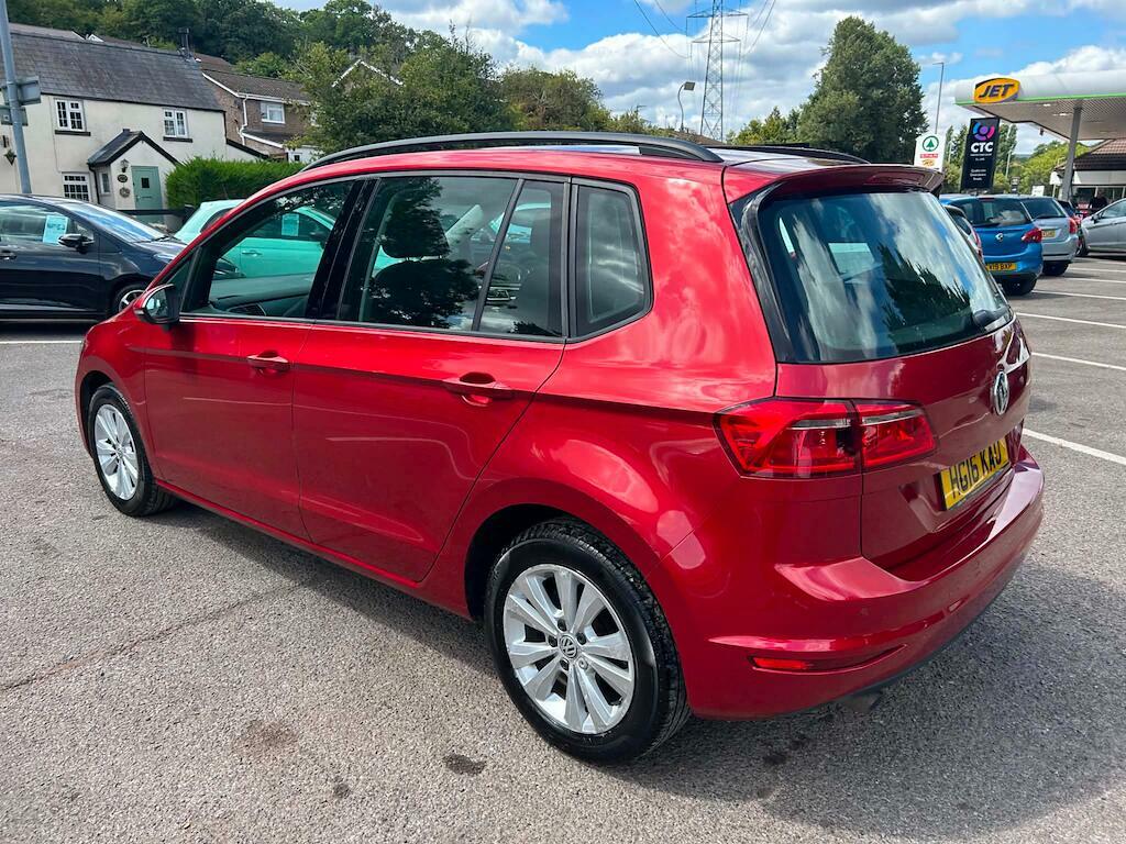 Volkswagen Golf SV Se Red #4