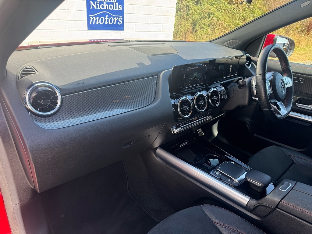 Mercedes-Benz GLA Class Gla200 Amg Line Red #4