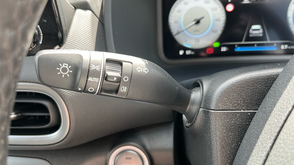 Hyundai Kona Premium White #42