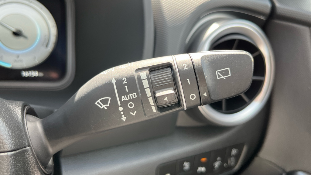 Hyundai Kona Premium White #41