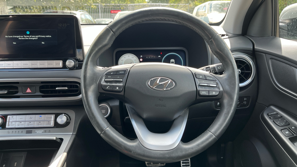Hyundai Kona Premium White #48