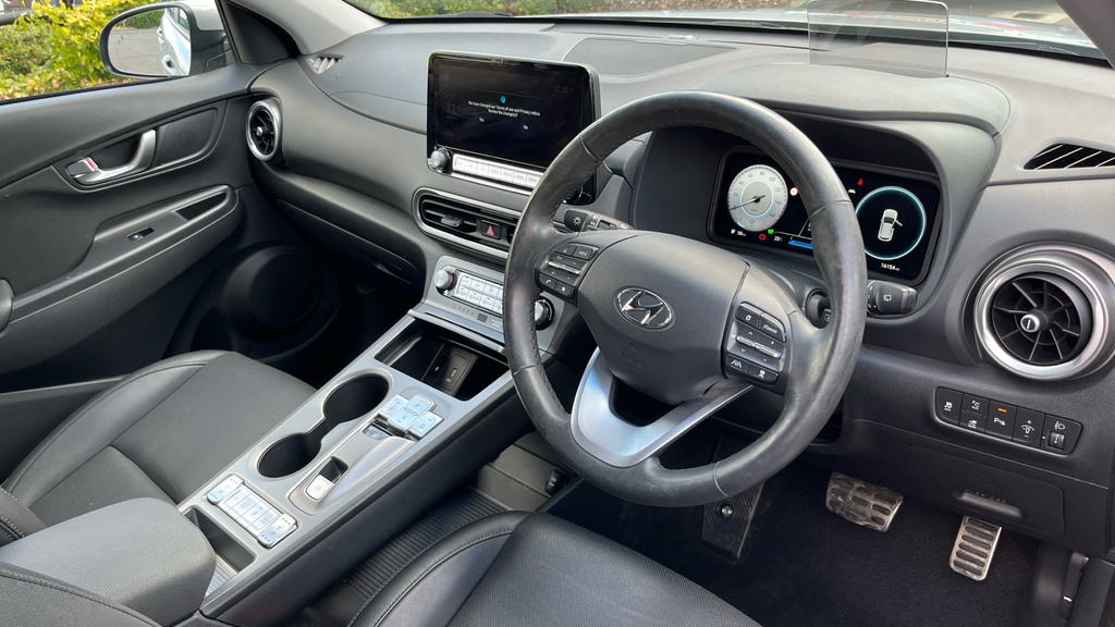 Hyundai Kona Premium White #13