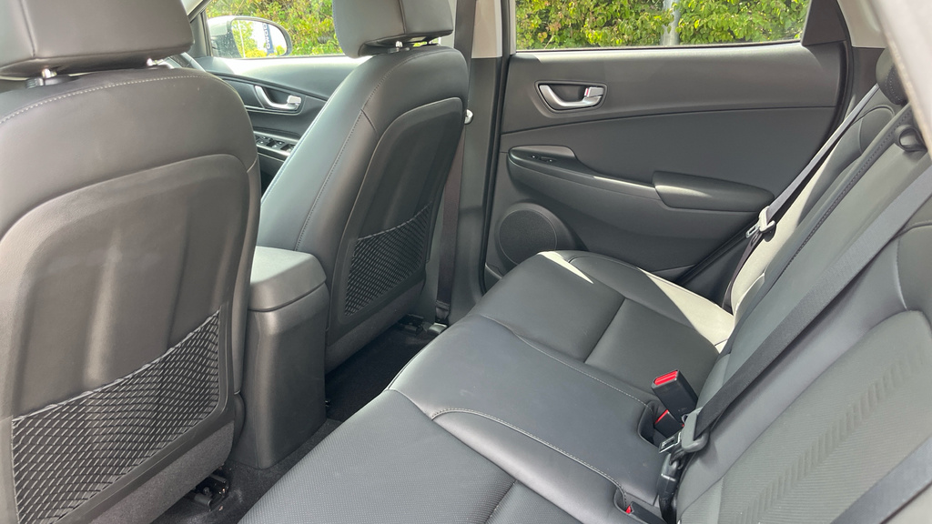 Hyundai Kona Premium White #28