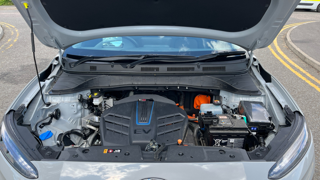 Hyundai Kona Premium White #32