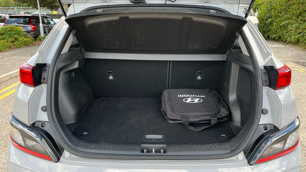 Hyundai Kona Premium White #31