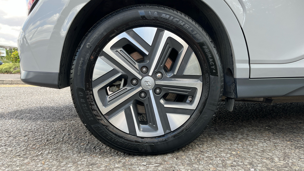 Hyundai Kona Premium White #35