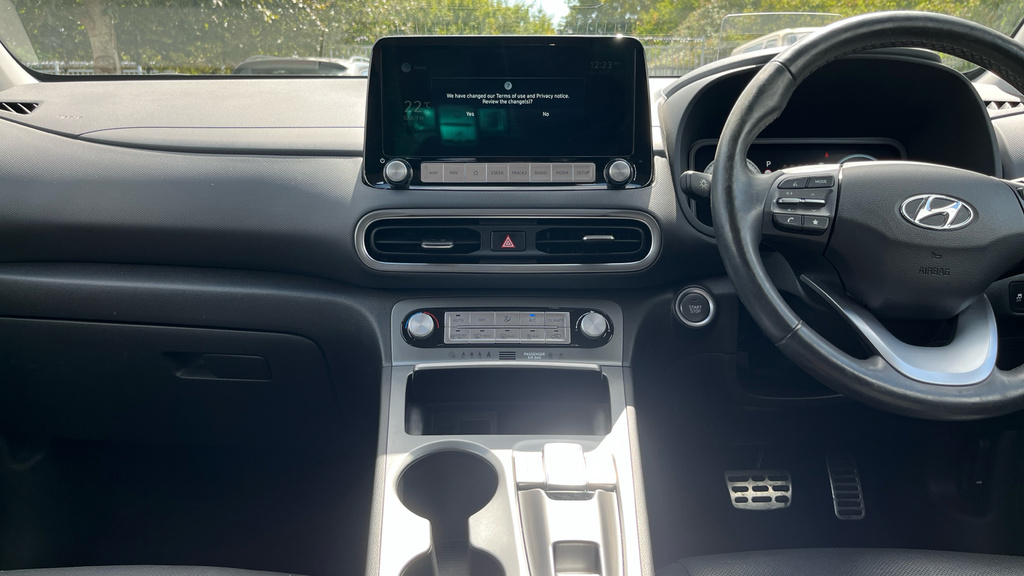 Hyundai Kona Premium White #27